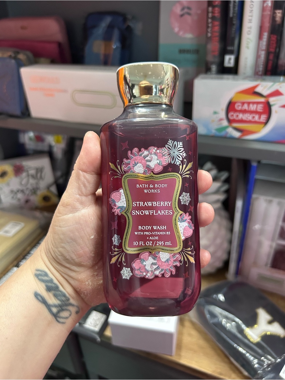 Bath & Body Works Strawberry Snowflakes Body Wash - Deep Berry Pink